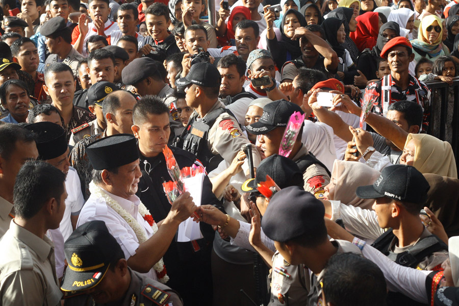 Prabowo Subianto menerima bunga dari pendukung.